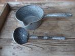 emaille steelpannetje en juslepel. grijsgewolkt., Ophalen of Verzenden