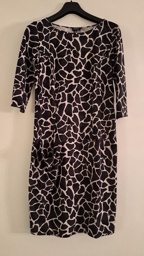 Giraffenprint jurk zwart/ecru van MOQ maat 40/42, Maat 38/40 (M), Verzenden, Zwart, Zo goed als nieuw