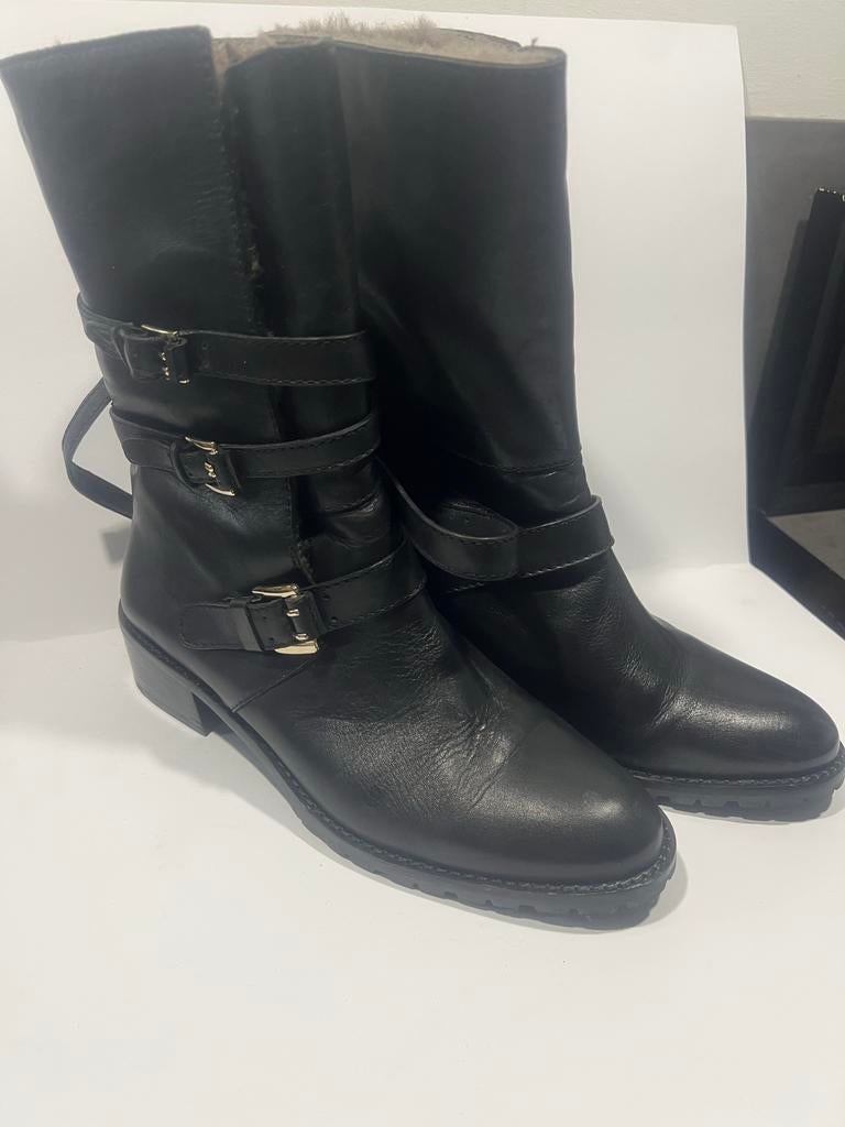 Uterqüe korte laarsjes met bont, maat 40, Kleding | Dames, Schoenen, Ophalen of Verzenden, Nieuw, Zwart, Lage of Enkellaarzen