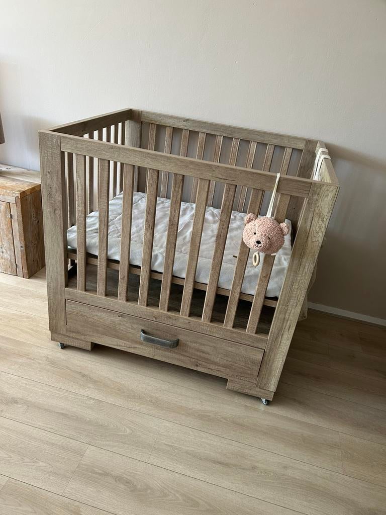 Houten box, Ophalen of Verzenden, Gebruikt, Vierkant, Wieltjes