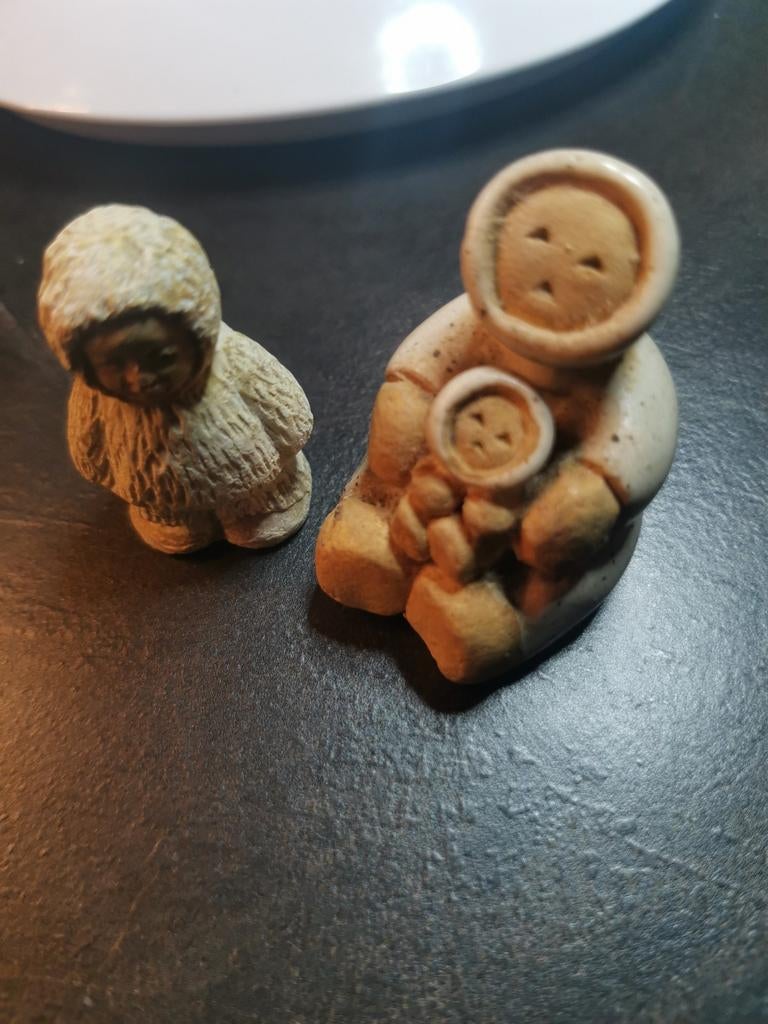Twee kleine handgemaakte eskimo beeldjes 1985, Ophalen of Verzenden