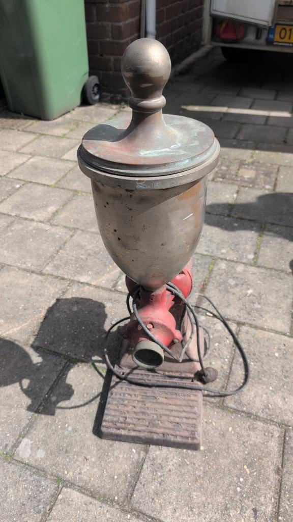 Antieke koffiemolen AEG, Ophalen