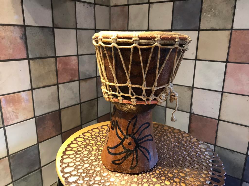 Afrikaanse trommel,Djembe van klei,doorsnee 20,hoog 30 cm, Muziek en Instrumenten, Percussie, Ophalen of Verzenden, Zo goed als nieuw