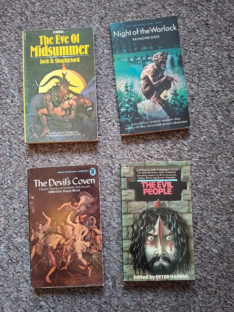 4 boeken (witchcraft and satanic rituel), Boeken, Ophalen of Verzenden, Gelezen