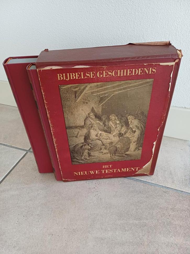 Het Oude en Nieuwe Testament in doos, Boeken, Godsdienst en Theologie, Ophalen