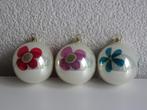 3 parelmoer kleurige kerstballen met bloemen, Ophalen of Verzenden, Zo goed als nieuw