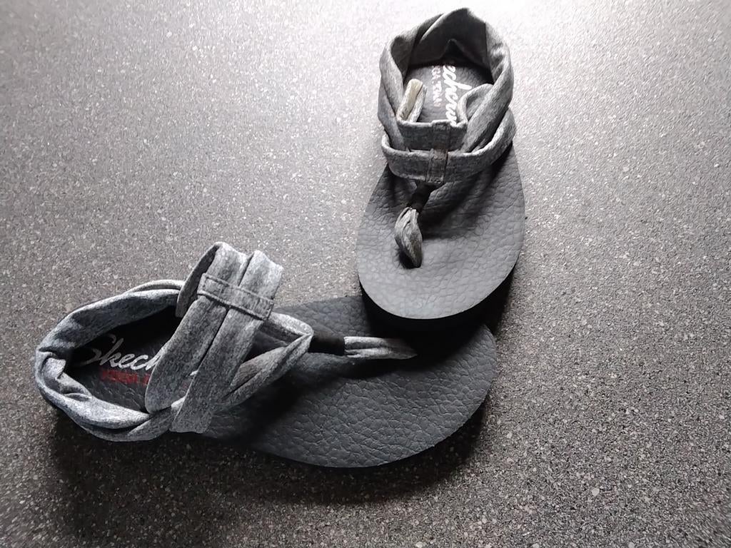 Skechers slippers met hielband maat 38, Kleding | Dames, Ophalen, Skechers, Zo goed als nieuw, Grijs