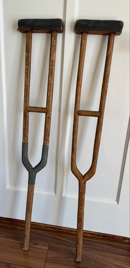Decoratieve oude houten krukken - Vintage medisch, Ophalen of Verzenden