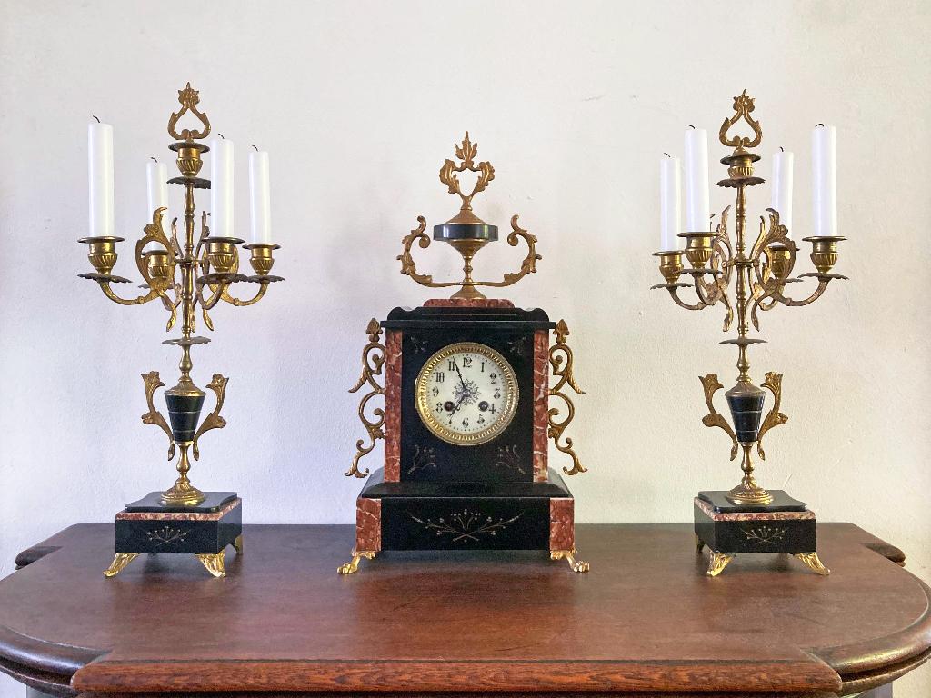 Antieke pendule met twee kandelaars, marmer met brons, 1880, Antiek en Kunst, Ophalen