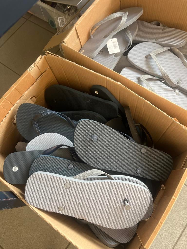 Partij van 100 Nieuwe Slippers - Diverse Kleuren en Maten, Ophalen of Verzenden, Nieuw, Overige kleuren, Slippers