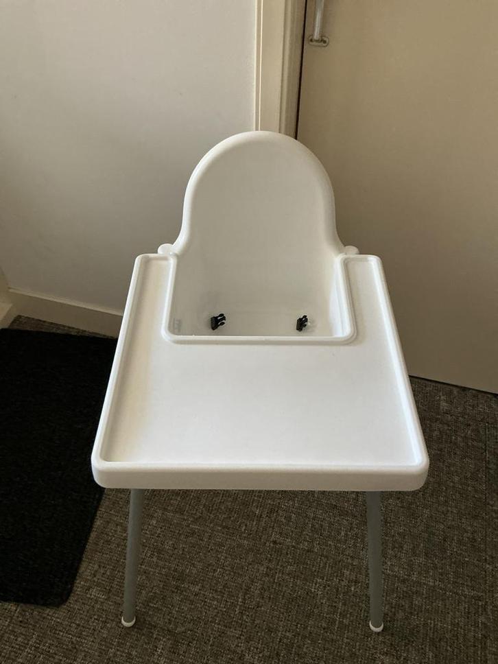 IKEA kinderstoel met tafel en kussen, Kinderen en Baby's, Kinderstoelen, Zo goed als nieuw, Overige typen, Afneembaar eetblad