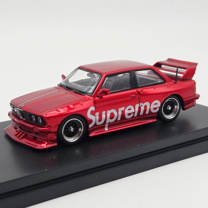 Street Weapon BMW E30 Supreme Rood 1:64 Modelauto, Hobby en Vrije tijd, Modelauto's | Overige schalen, Nieuw, Auto, Ophalen of Verzenden