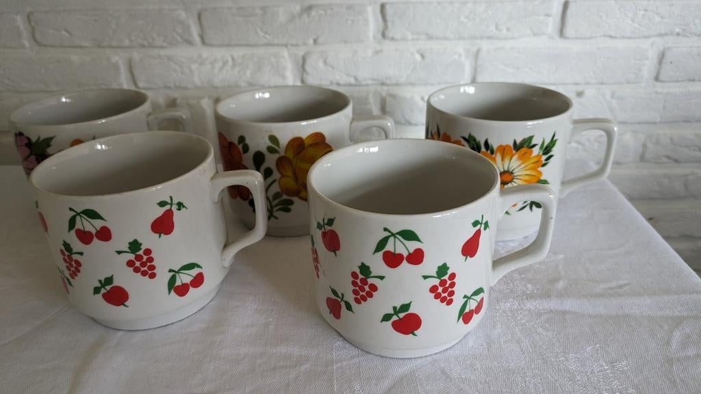 Tognana Italy mokken jaren 70 bloemen en kersen, Huis en Inrichting, Keuken | Servies, Ophalen of Verzenden, Overige stijlen, Kop(pen) en/of Schotel(s)