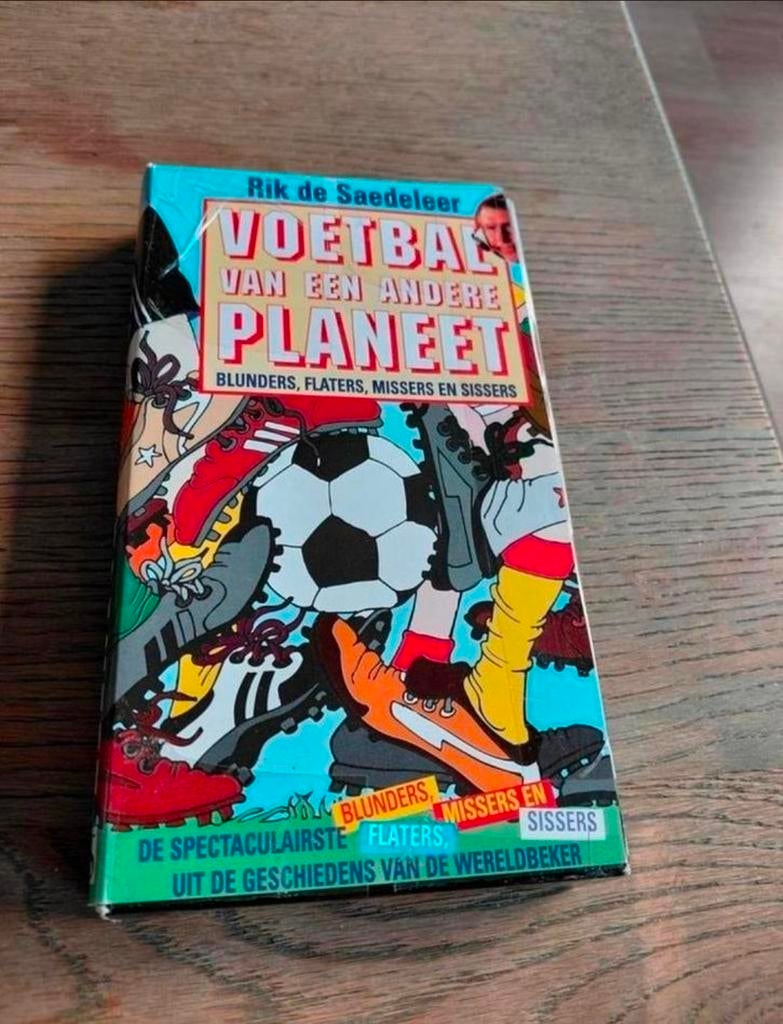 Voetbal van een andere planeet videoband., Cd's en Dvd's, VHS | Documentaire, Tv en Muziek, Alle leeftijden, Ophalen of Verzenden