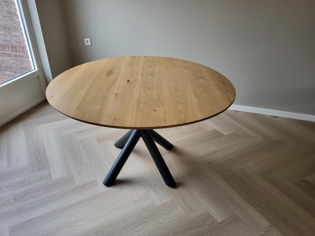 Ronde eikenhouten tafel met zwart onderstel, Huis en Inrichting, Tafels | Eettafels, Ophalen, 100 tot 150 cm, 100 tot 150 cm, Eikenhout