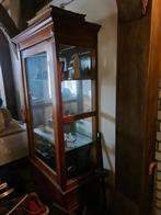 Kast met glas, Ophalen