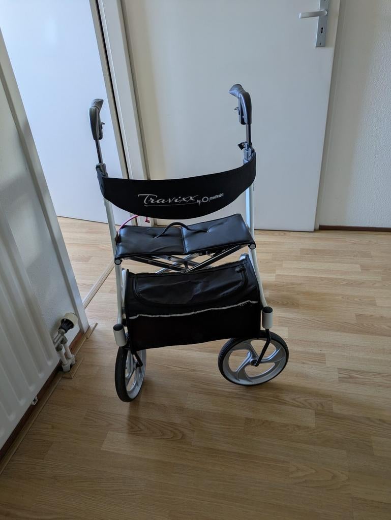 Rollator merk Travixx by medi point. Mooie rollator in wit e, Diversen, Rollators, Ophalen, Opvouwbaar, Zo goed als nieuw