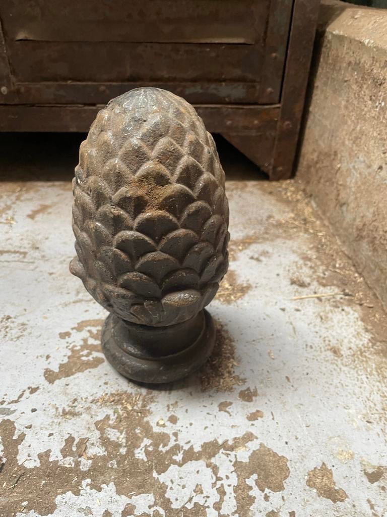 Decoratieve gietijzeren dennenappel ornament, Ophalen, Brons