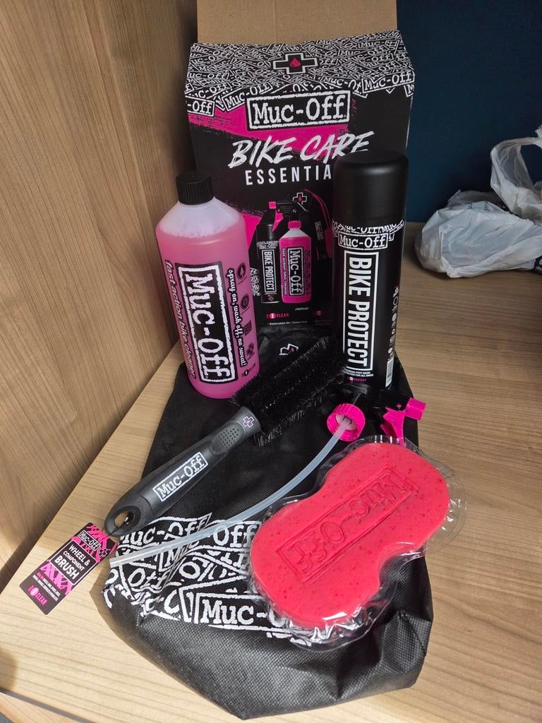 Muc-Off Bike Care Essentials Kit - Fietsreinigingsset, Fietsen en Brommers, Fietsaccessoires | Overige Fietsaccessoires, Nieuw