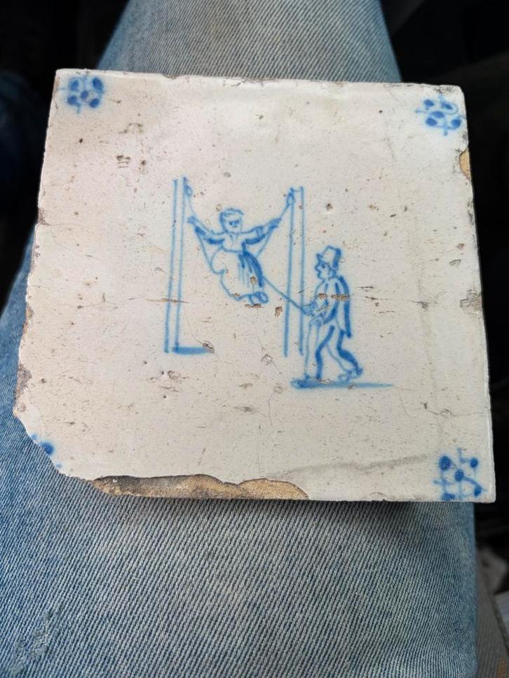 Antieke Delfts Blauwe Tegel met Kinderen op Schommel, Antiek en Kunst, Antiek | Wandborden en Tegels, Ophalen of Verzenden
