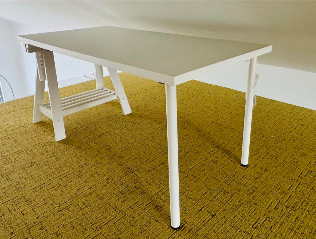 Wit Ikea bureau met schraag en poten, Ophalen, Zo goed als nieuw