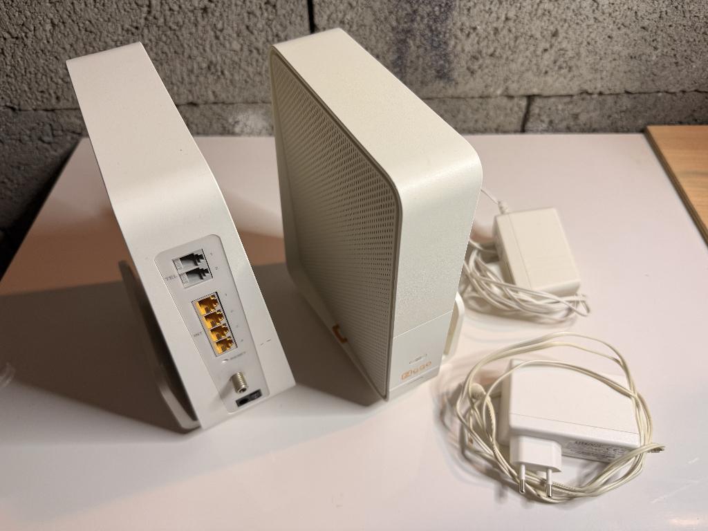 2 Arris TG2492LG‑ZG Ziggo modem, Ophalen of Verzenden, Zo goed als nieuw, Router met modem, Arris
