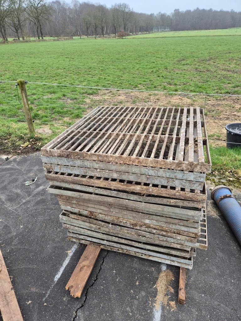 19 stalen roosters voor in de stal, Doe-het-zelf en Verbouw, Metalen, Ophalen, Gebruikt