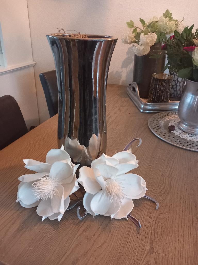 ZILVERKLEURIGE VAAS MET  FOAM BLOEMEN, Huis en Inrichting, Woonaccessoires | Kunstplanten en Kunstbloemen, Ophalen, Zo goed als nieuw