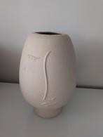 Beige vaas met gezicht, Ophalen