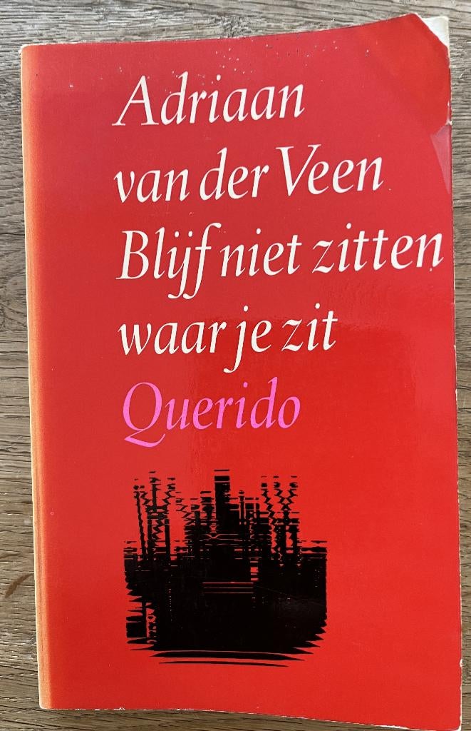 Adriaan van der Veen - Blijf niet zitten waar je zit, Gelezen, Ophalen of Verzenden, Nederland, Adriaan van der Veen