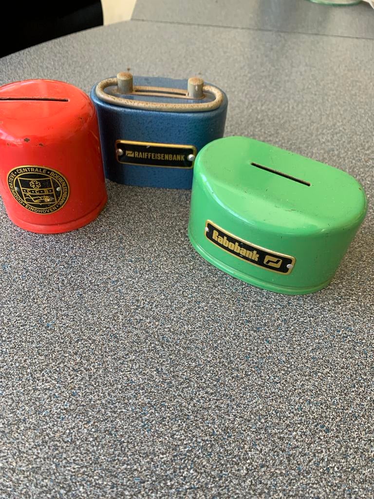 16 spaarpotten Rabobank, Raiffeisenbank, Boerenleenbank, Verzamelen, Spaarpotten, Gebruikt, Overige thema's, Metaal of Blik, Ophalen