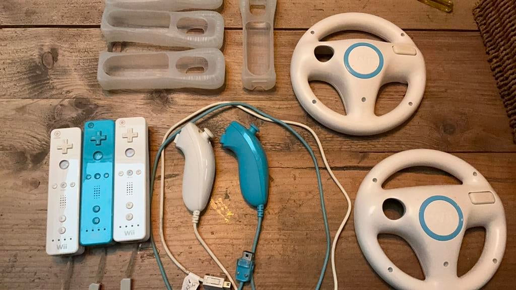 Wii met spellen en controllers, Spelcomputers en Games, Spelcomputers | Nintendo Wii, Ophalen of Verzenden, Gebruikt, Met 3 controllers of meer