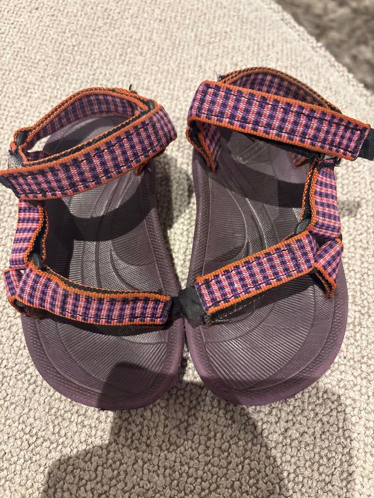 Teva sandalen paars met oranje en roze bandjes, Kinderen en Baby's, Gebruikt, Meisje, Schoenen, Ophalen of Verzenden