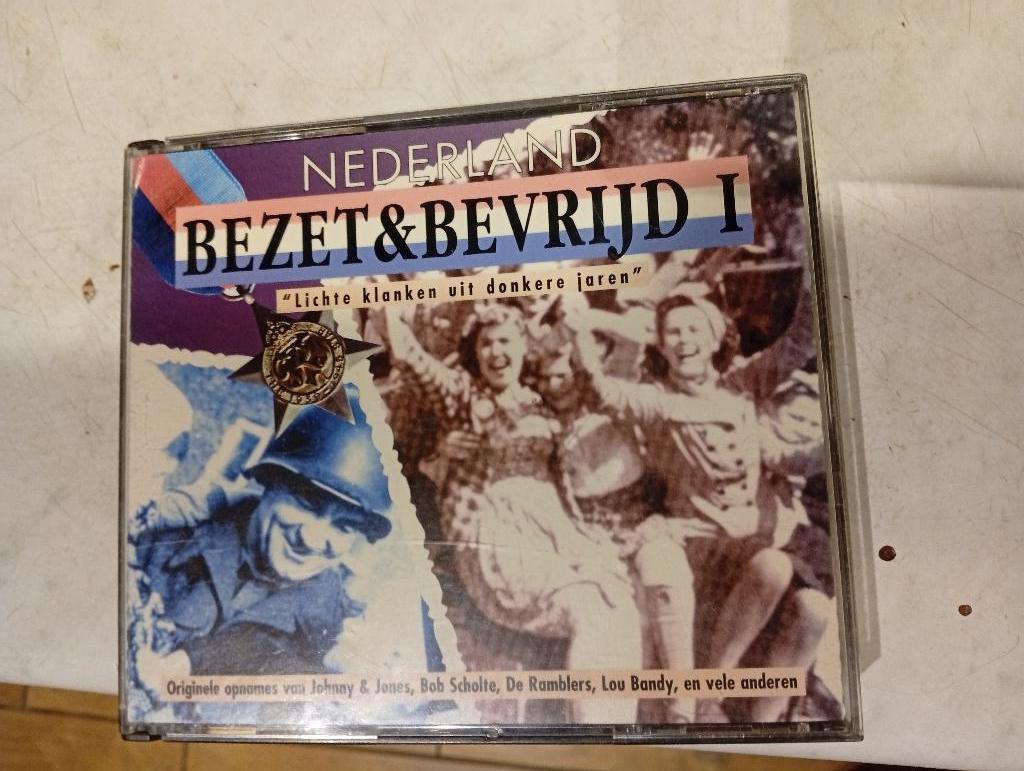 Nederland Bezet & Bevrijd 1 - dubbel cd nieuw, Ophalen, Nieuw in verpakking, Levenslied of Smartlap