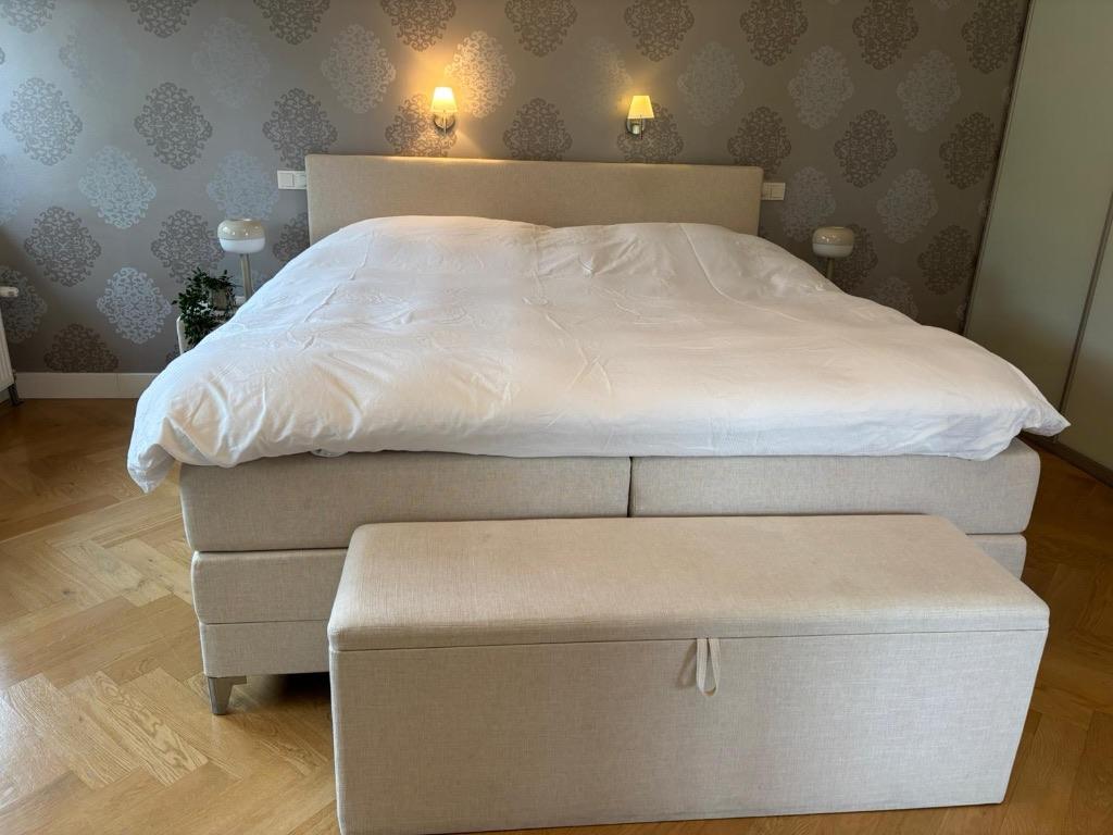Boxspring Swiss Sense incl hockers, bedkoffer en matrassen, Ophalen, Crème, Gebruikt, Tweepersoons