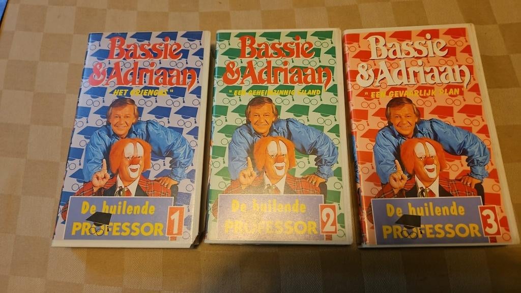 vhs videobanden Bassie & Adriaan de Huilende Professor, Alle leeftijden, Ophalen of Verzenden, Zo goed als nieuw, Overige genres