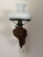 Antieke wandlamp van petroleumlamp met wit glazen kap, Ophalen
