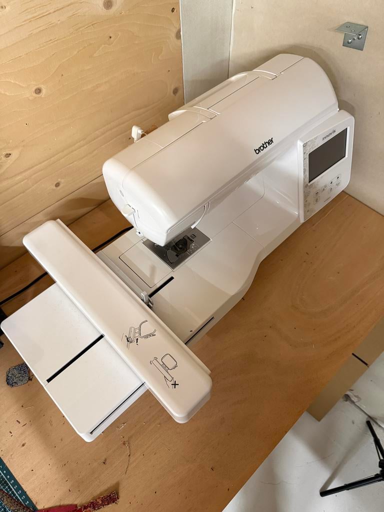 Brother Innovis 880E Borduurmachine, Hobby en Vrije tijd, Borduren en Borduurmachines, Ophalen, Zo goed als nieuw, Machineborduren