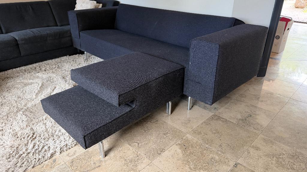 Strakke 3-zits designbank met hocker — zwart, Ophalen, Gebruikt, Driepersoons, 75 tot 100 cm