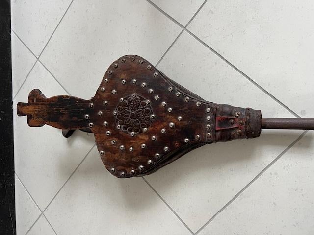 houten blaasbalg, Ophalen