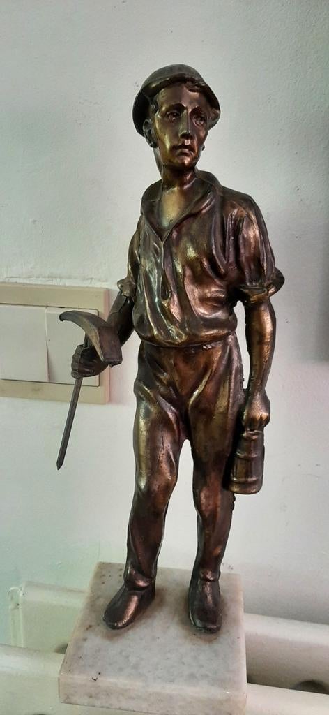 bronzen beeldje van een mijnwerker,, Antiek en Kunst, Ophalen of Verzenden