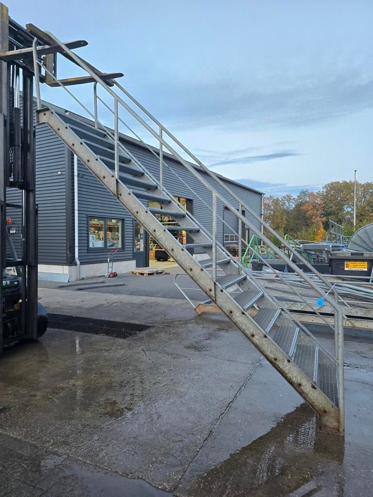 Stalen trap gegalv. Hoog 3,2 mtr. Nob161, Doe-het-zelf en Verbouw, Ladders en Trappen, Ophalen, 2 tot 4 meter