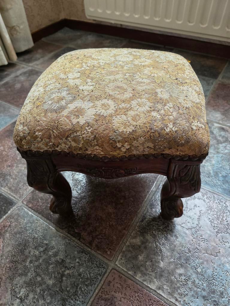 ​Antiek houten voetenbankje met bloemen gobelin borduurwerk, Ophalen of Verzenden, Vierkant