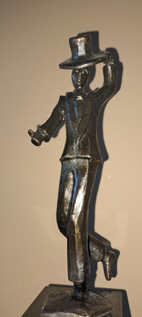Bronzen beeldje van dansende man met hoed. Gesigneerd, Antiek en Kunst, Antiek | Koper en Brons, Ophalen of Verzenden