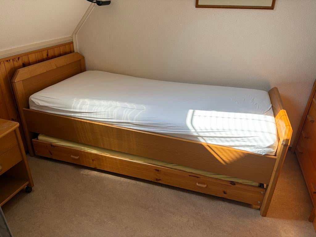 Houten onderschuifbed met Auping spiraalbodem, Ophalen, Gebruikt, Eenpersoons, Bruin