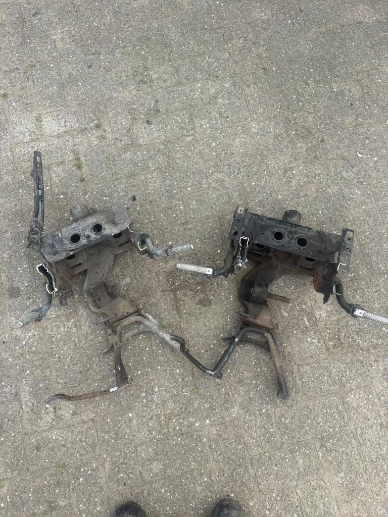 Swingarm typhoon 125, Bijen