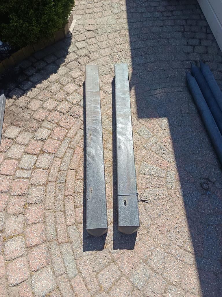 Twee gebruikte kunstof palen, Gebruikt, Palen, Ophalen of Verzenden, Hardhout