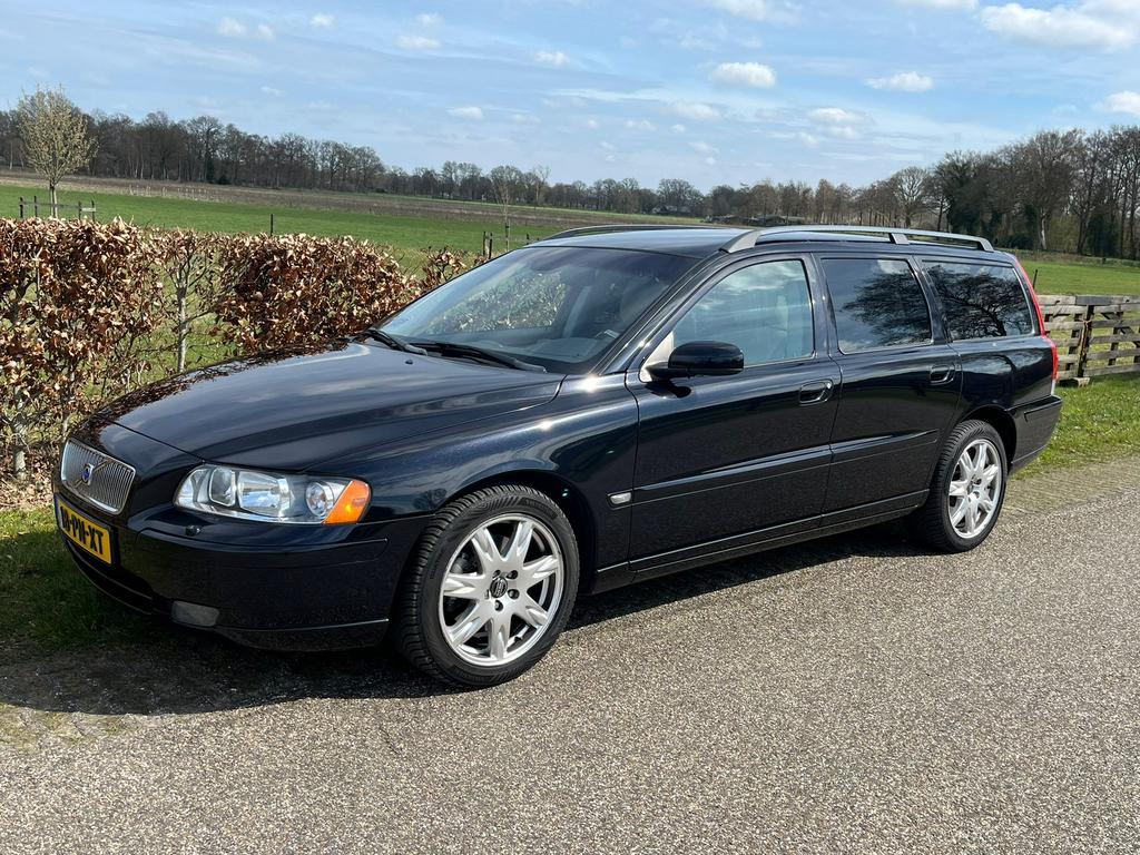 Volvo V70 2.5 T AUT 2004 Zwart met apple carplay, Auto's, 1525 kg, 1800 kg, Beige, Stationwagon