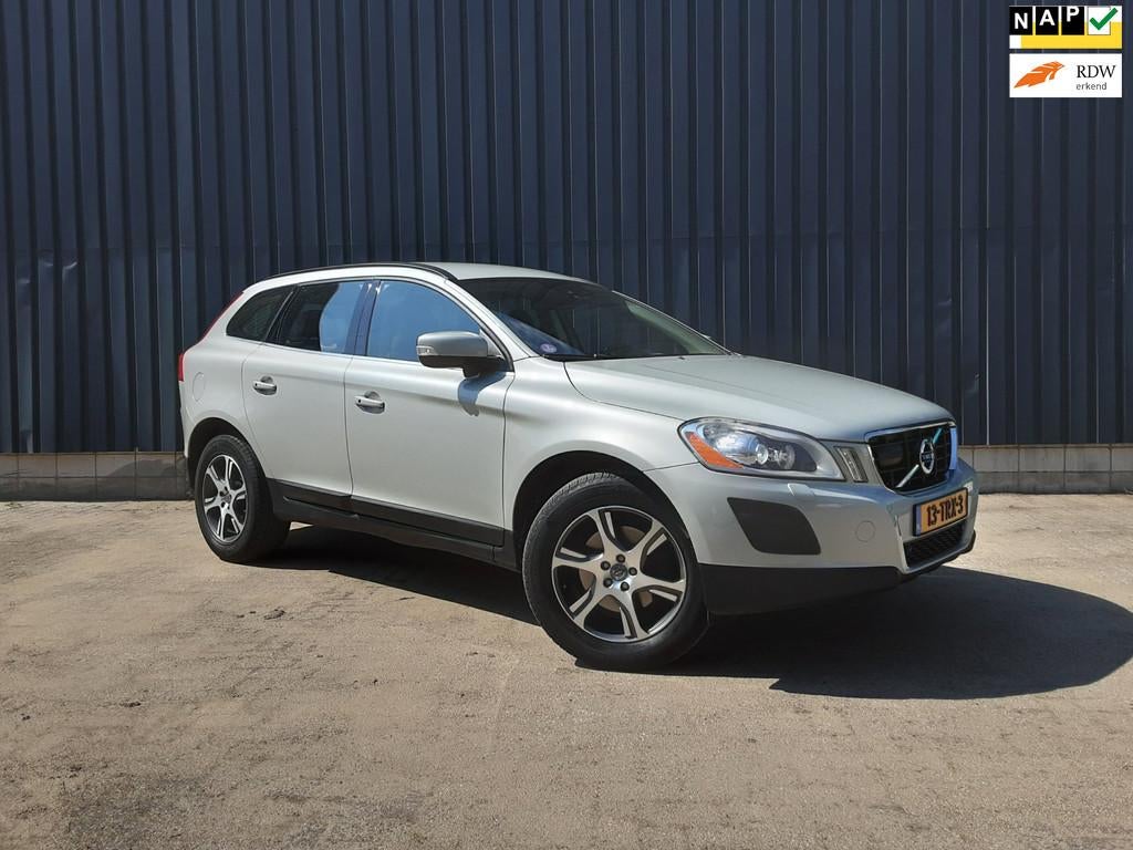 Volvo XC60 2.0 T5 Momentum, Auto's, Euro 5, 4 cilinders, Leder en Stof, Wit