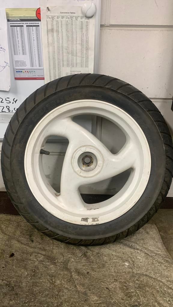 Scootervelg met nog nieuwe band 130/70-12 (scooterband), Ophalen of Verzenden, Zo goed als nieuw, Overige typen, Overige merken